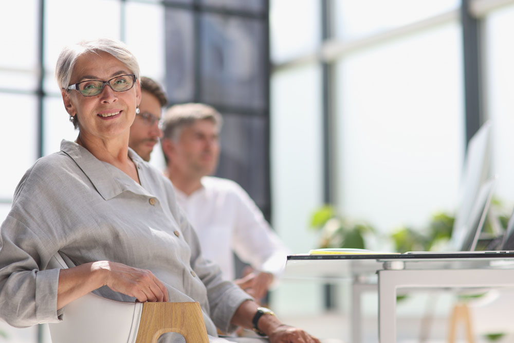 Retrait&eacute; regardant pas la fenêtre